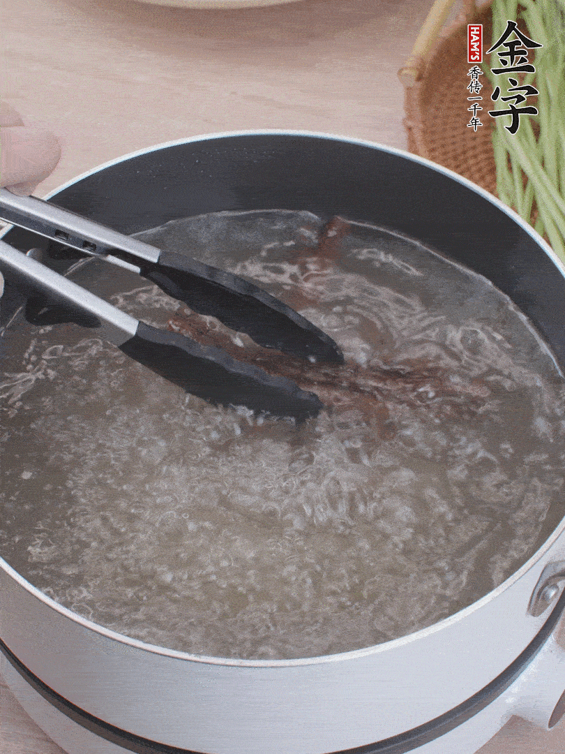 金字醬油肉下鍋煮10分鐘，切薄片。