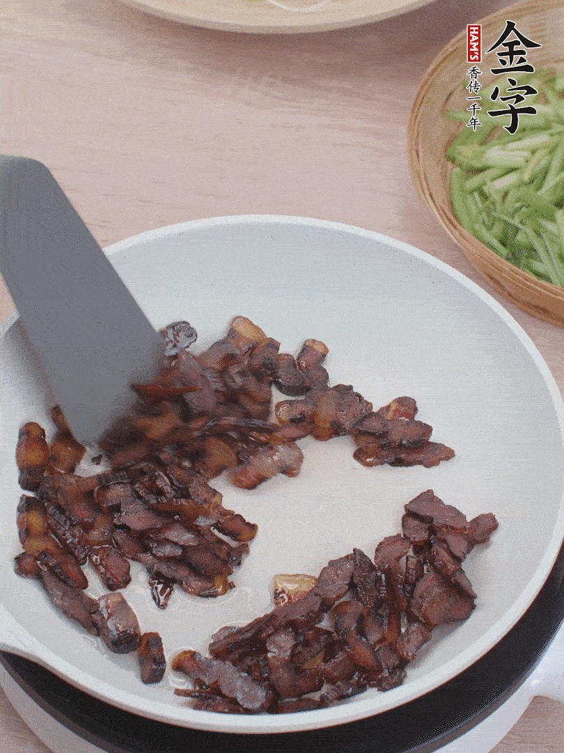 起鍋熱油，煸香醬油肉。