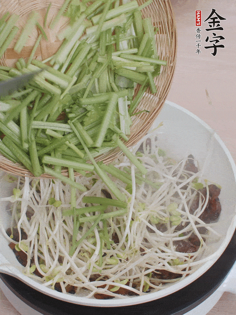 下豆芽、香芹翻炒均勻。