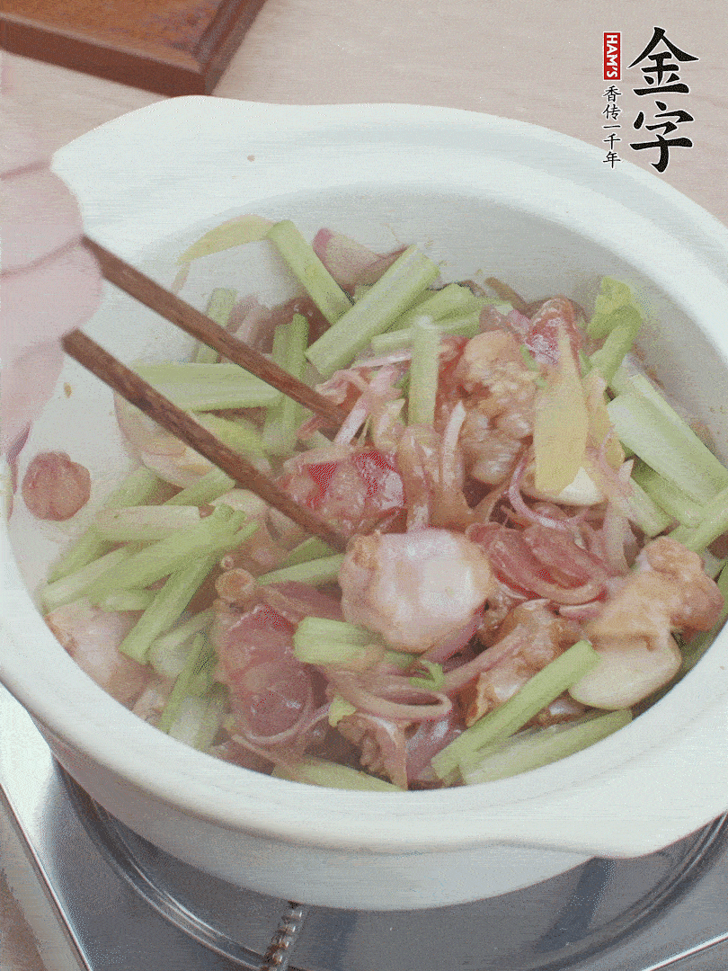 下牛蛙、芹菜、香腸翻炒。