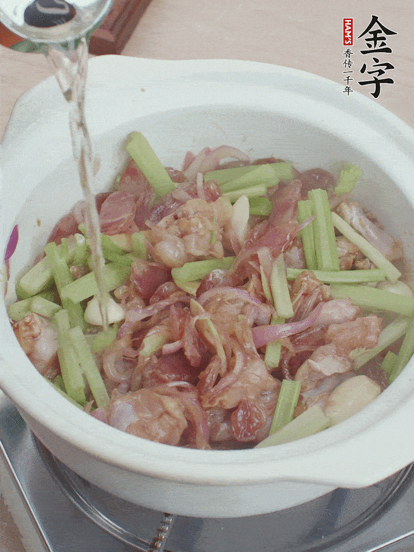 牛蛙變色后，淋點(diǎn)啤酒，加蓋后調(diào)小火燜10分鐘。