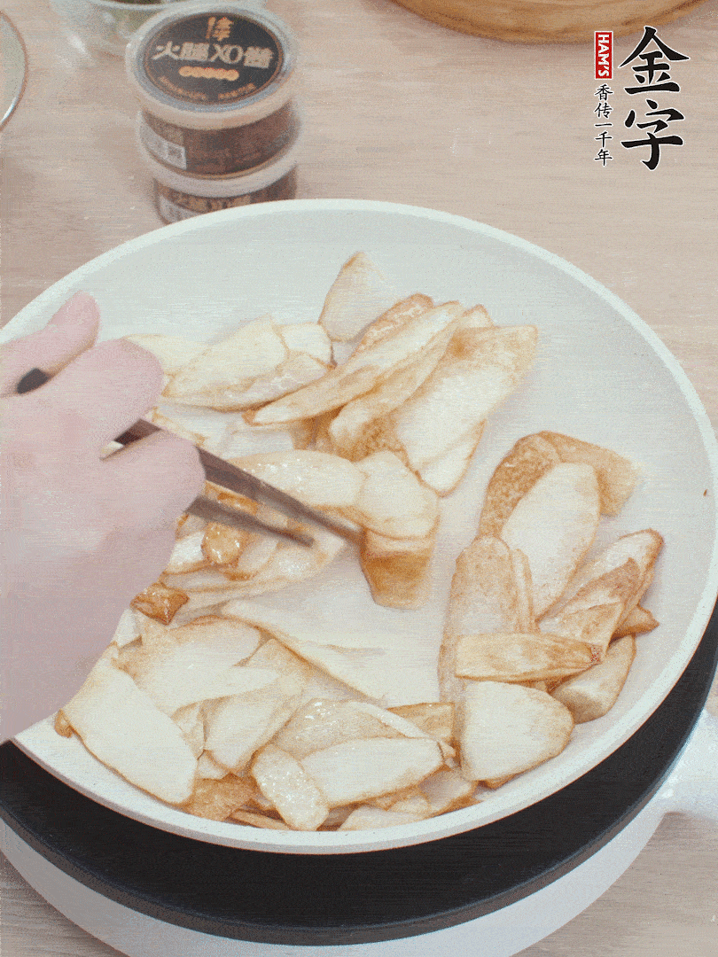 鍋中熱油，山藥煎至兩面金黃。