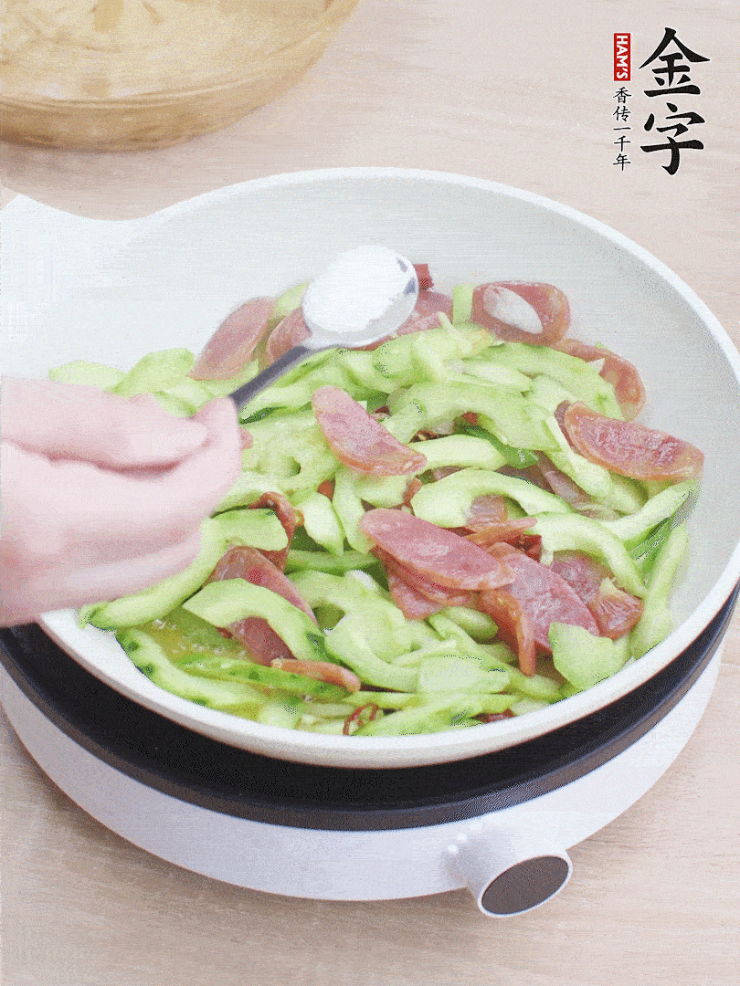 淋點開水，半勺白糖、1勺生抽調(diào)味。
