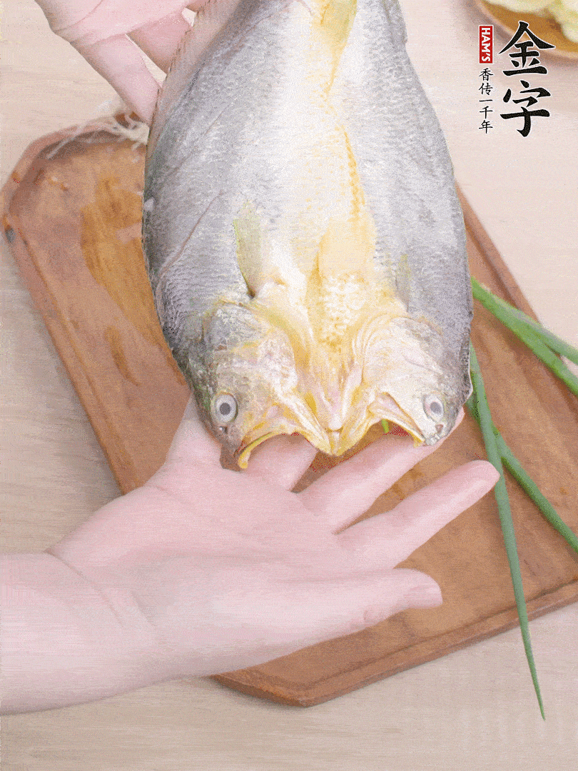 黃魚背部開刀，洗凈切花刀。適量鹽涂抹魚身兩面。