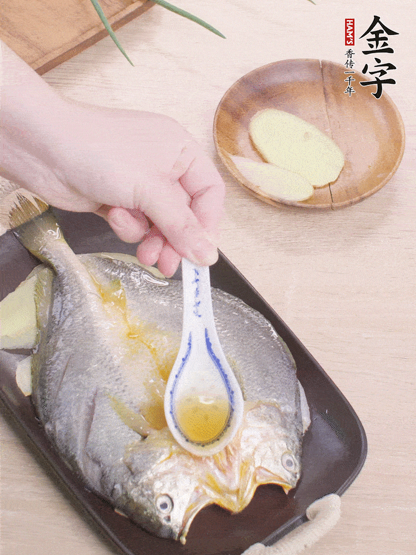 盤底鋪姜片，放黃魚，淋2勺料酒。