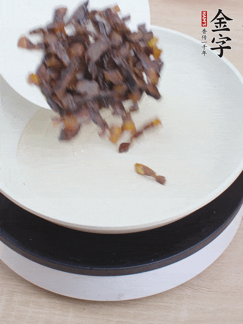 油熱倒醬油肉，編出香味。