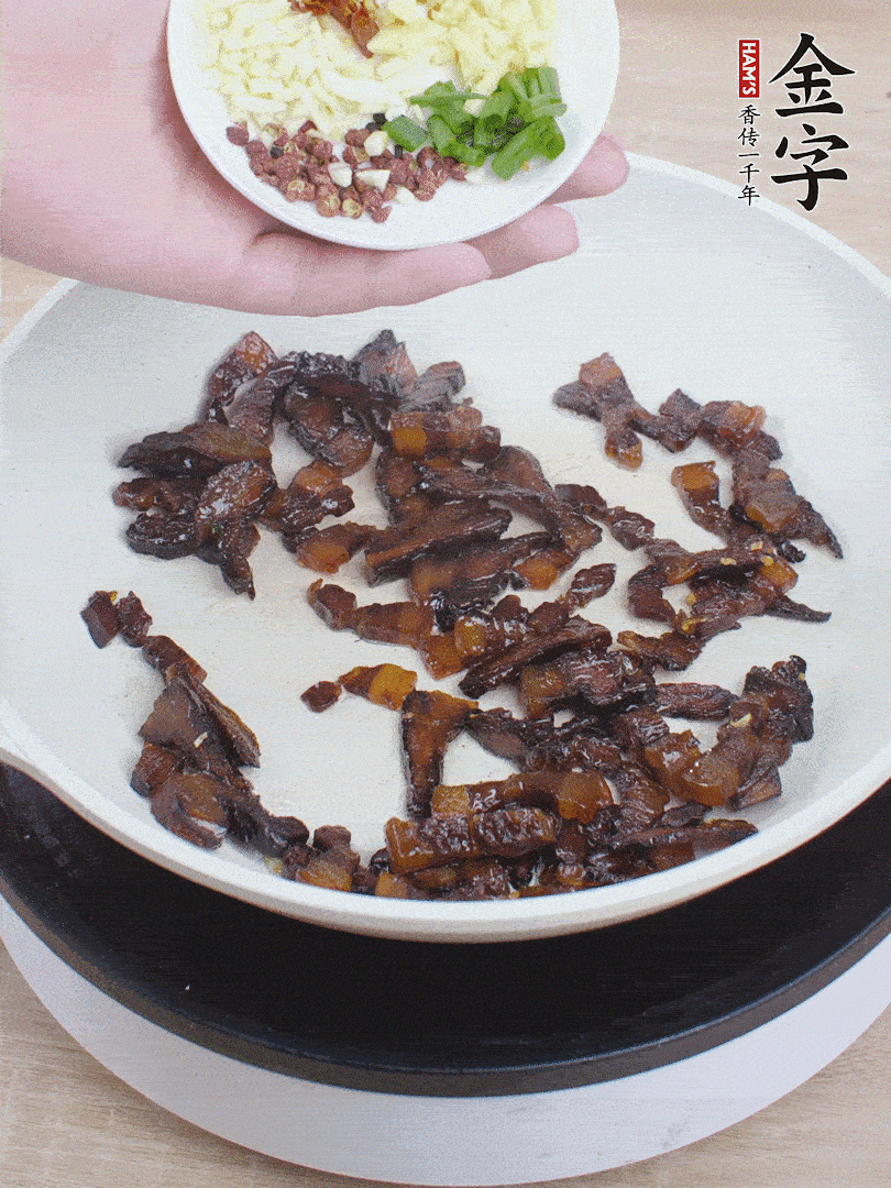 下蔥姜蒜、干辣椒、花椒粒炒香。