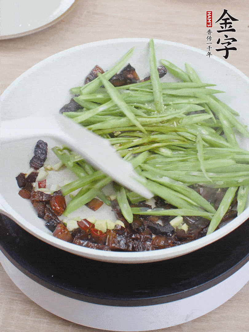 下豆角，生抽、雞精調味，炒到斷生。