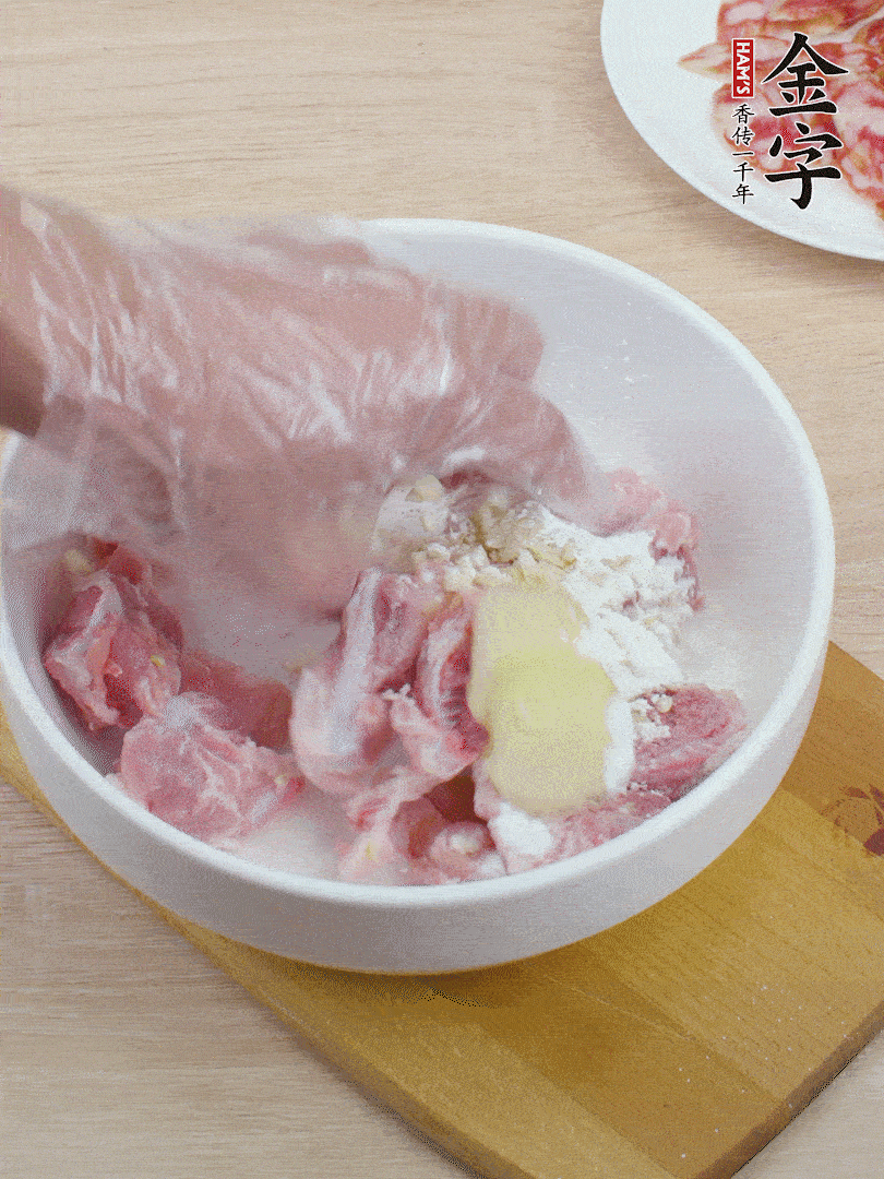 洗凈的小排，加鹽、姜、蒜末、淀粉、胡椒粉抓勻，腌制15分鐘。