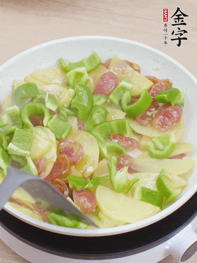 下辣椒翻炒1分鐘。