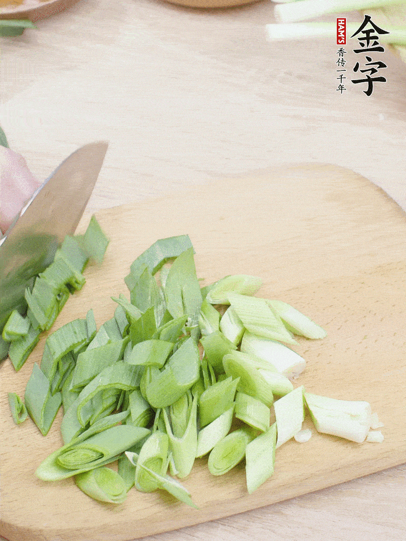 青蒜切段。（蒜白可以拍一下，再斜著切）