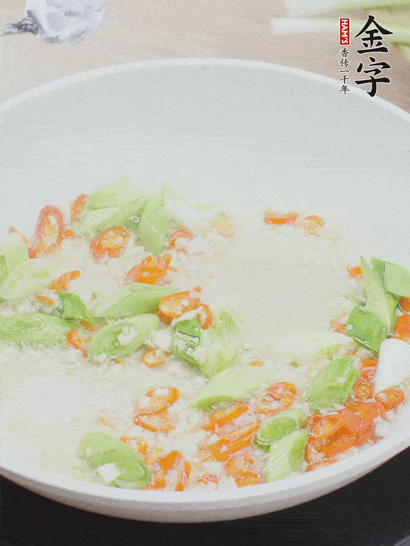 油5成熱時，下蒜末、辣椒、蒜白煸炒。