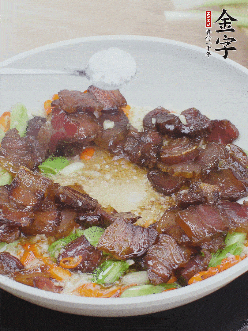 下醬油肉，一點生抽、白糖調(diào)味。
