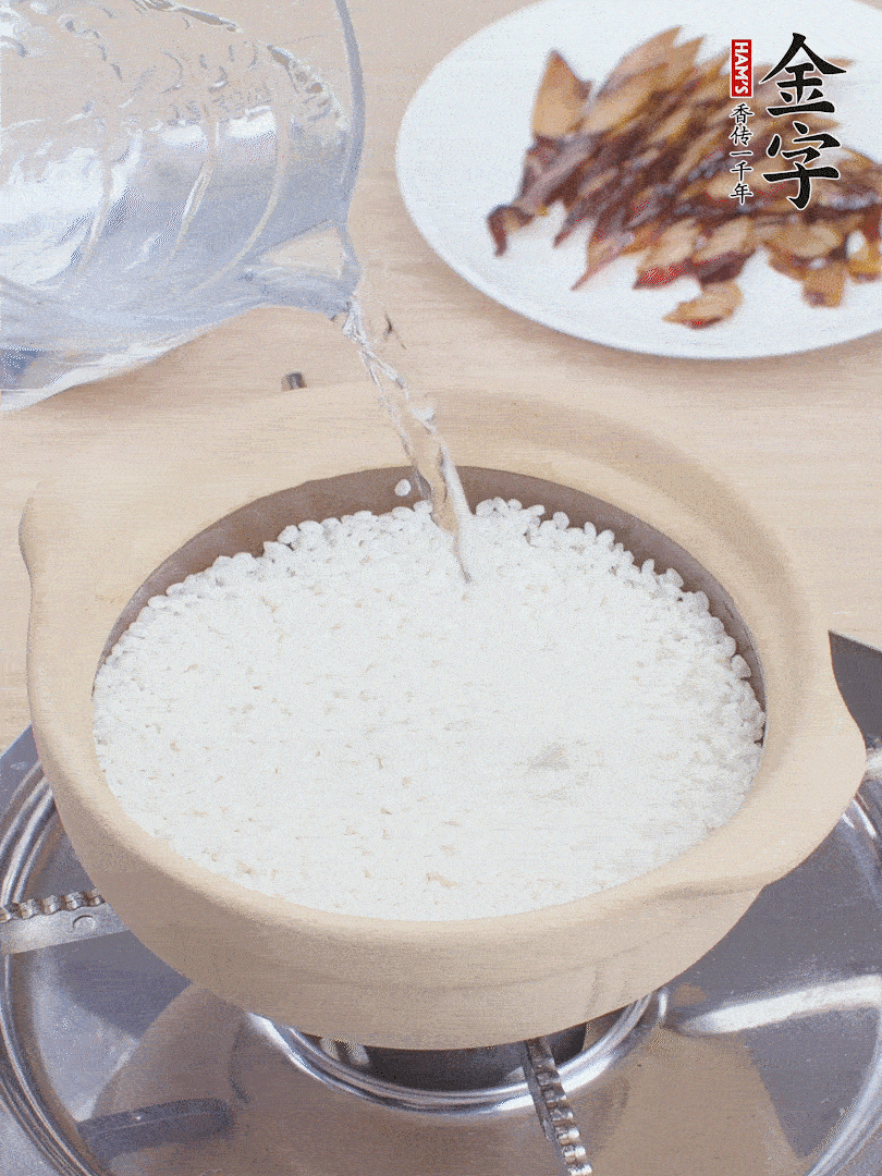 砂鍋涂抹植物油，放大米，開(kāi)水沒(méi)過(guò)米1.5cm左右，蓋蓋中火煮7分鐘。