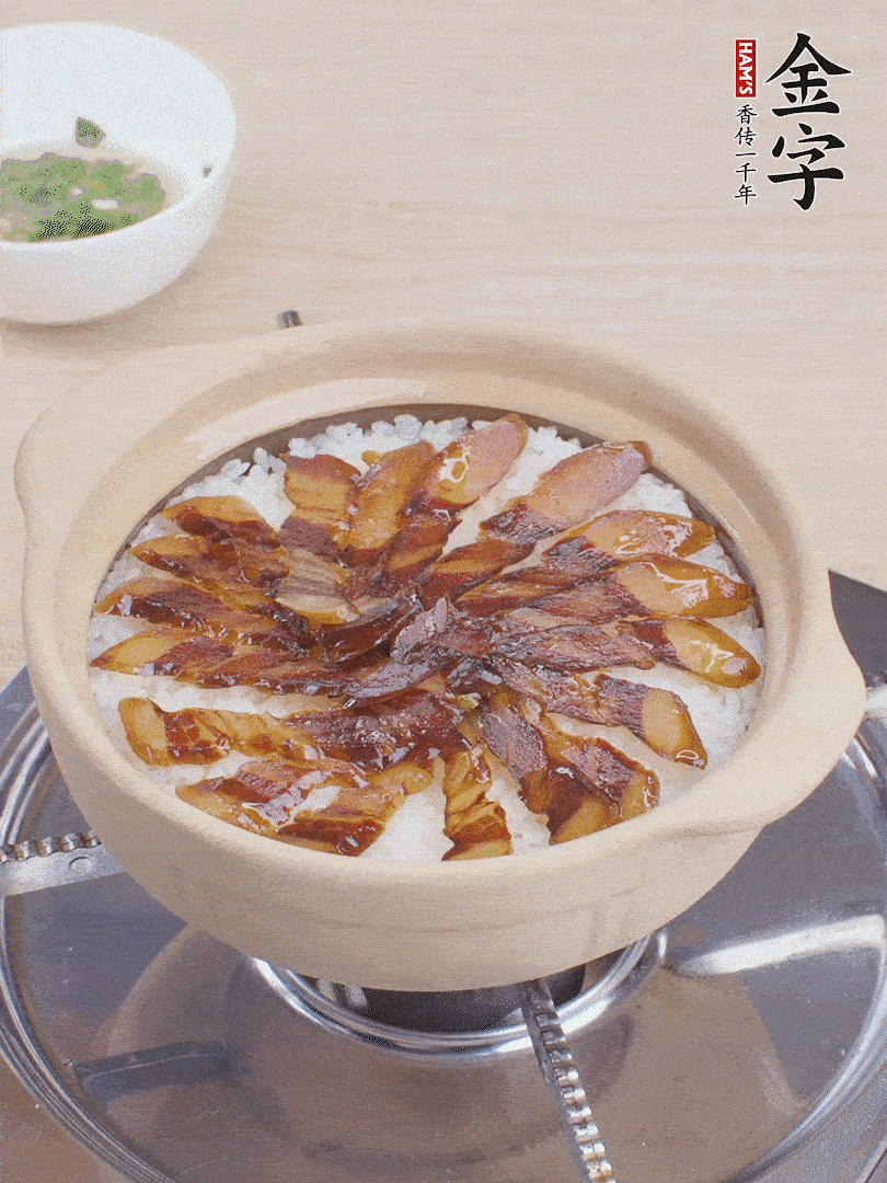 快收水時(shí)，鋪醬油肉，鍋邊淋點(diǎn)油，轉(zhuǎn)動(dòng)砂鍋，燜煮2分鐘。