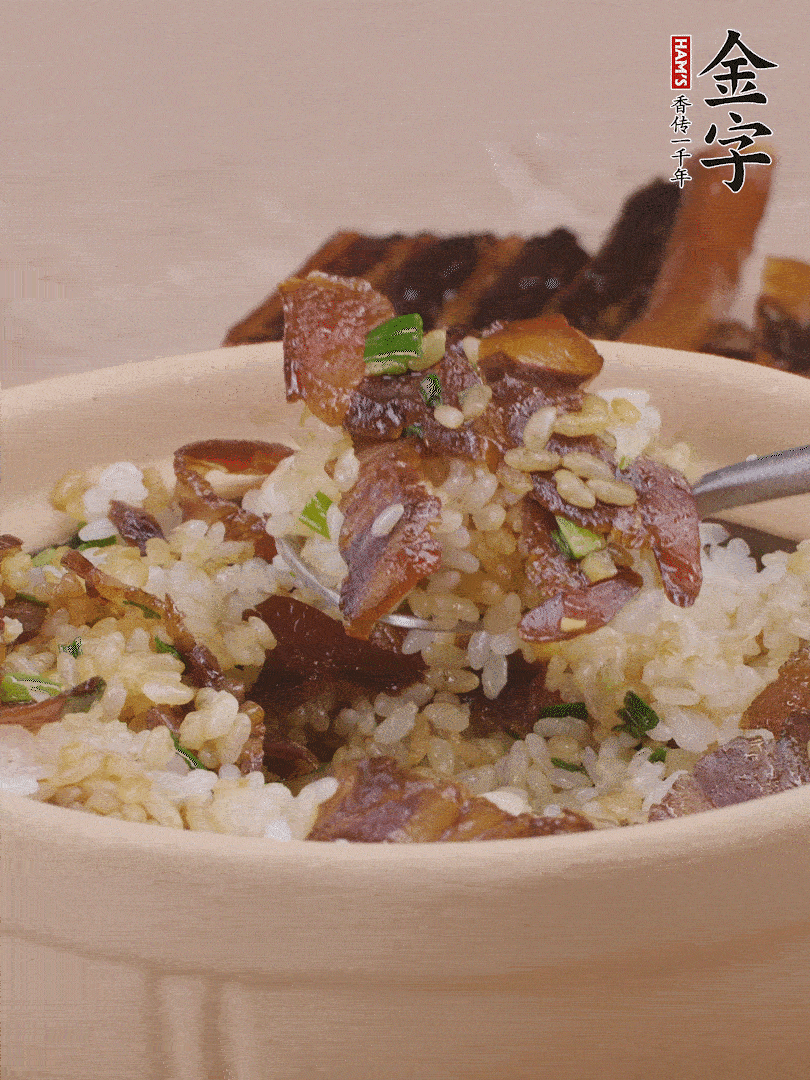 揭蓋后撒點(diǎn)蔥花裝飾，趁熱拌勻。