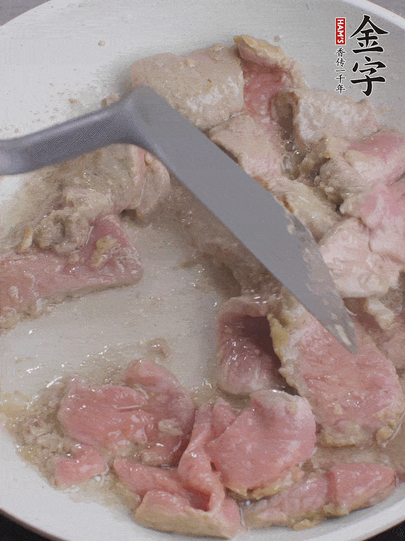 鍋中少油，下牛肉炒至變色。（盛出來）