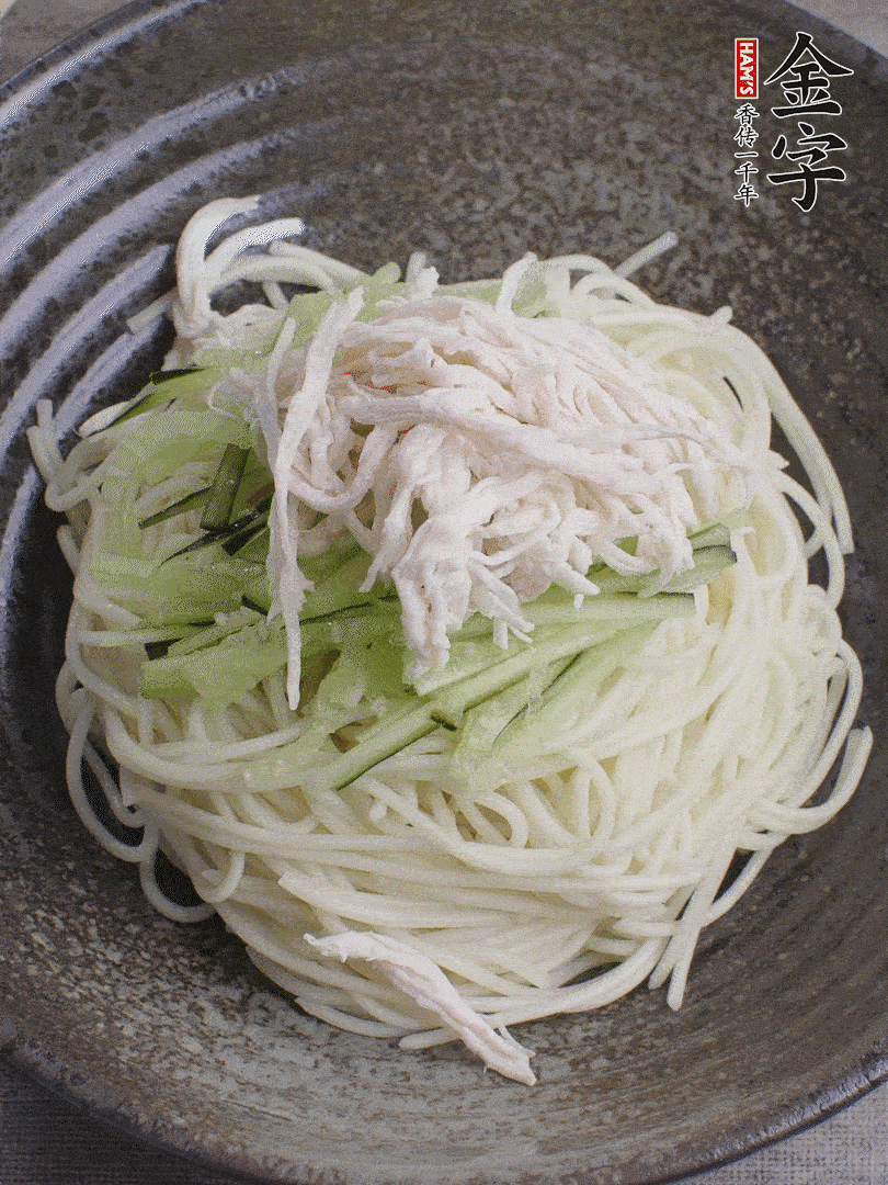 堿水面（熟）倒入大碗中，鋪上黃瓜絲、雞絲。