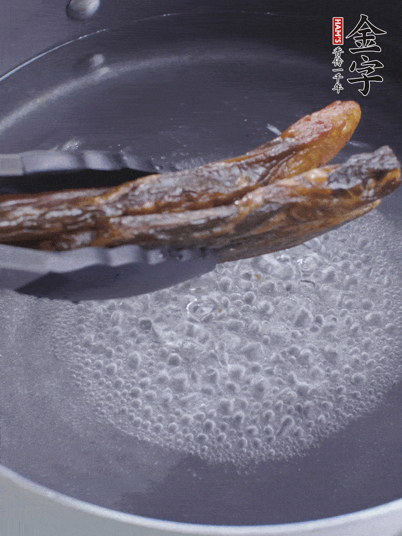 金字醬油肉水煮15分鐘，切薄片。
