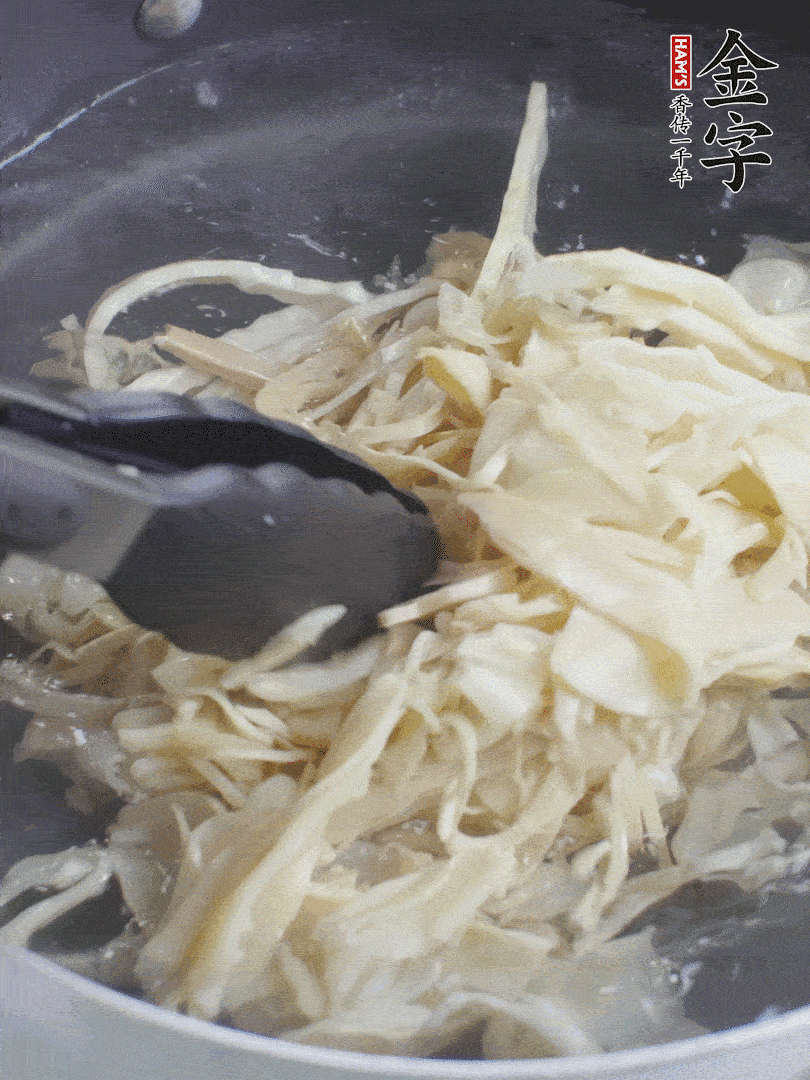 糯米筍焯水1分鐘，過涼水，擠干水份。