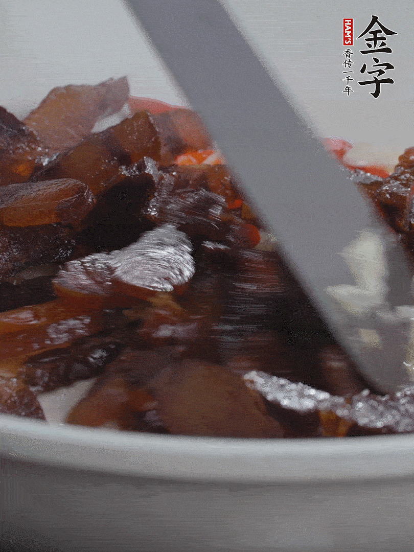 下醬油肉，煸出油脂。