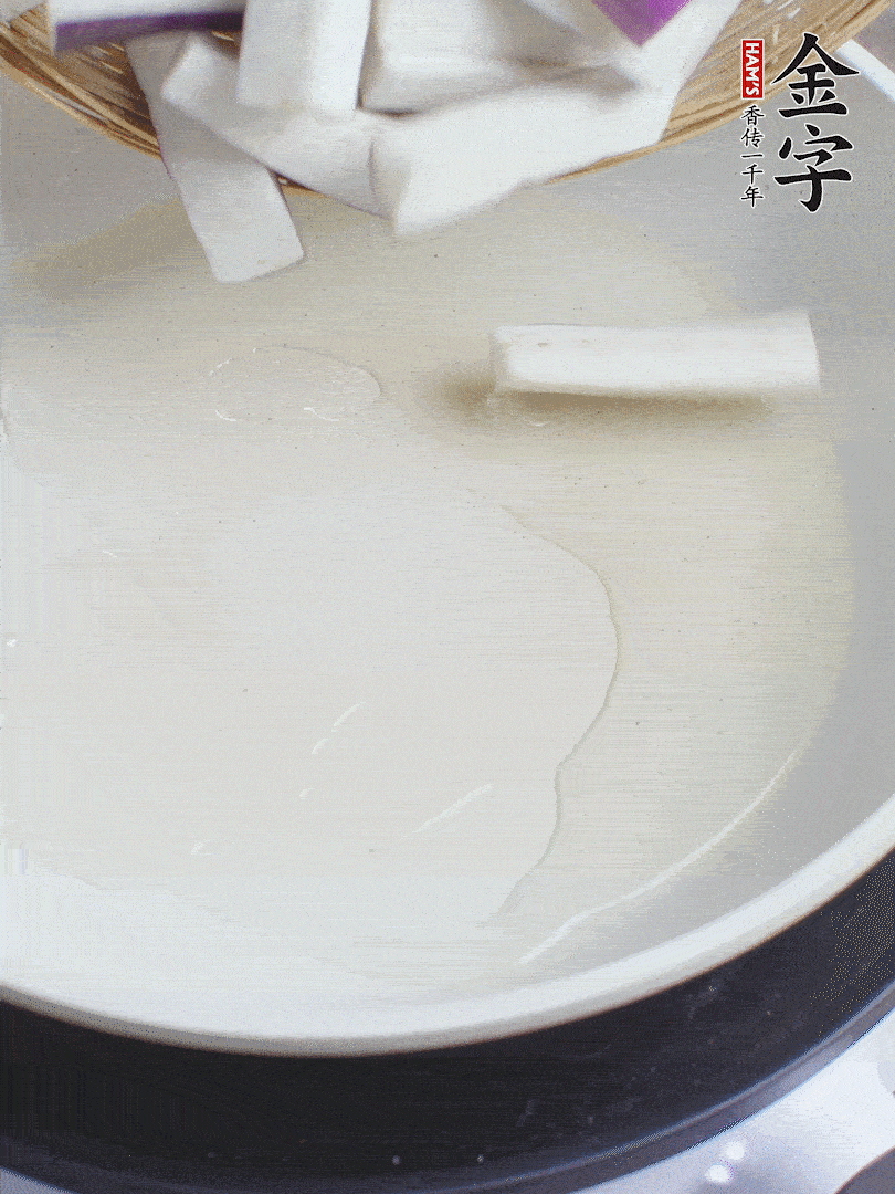杭茄洗凈去蒂，縱向剖成4份，切成長(zhǎng)10cm左右的段。白洋蔥切絲?？谀⑾磧羧サ舯?。紅椒切菱形片。
