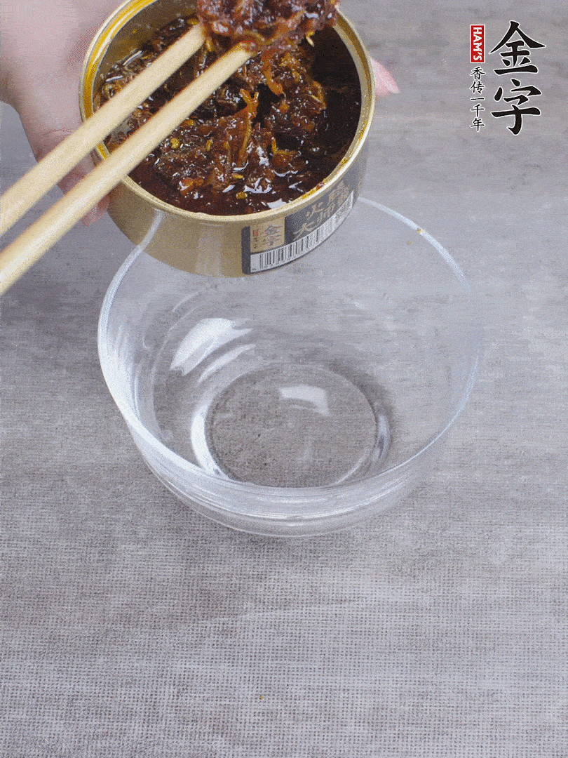 金字火腿大師醬2勺、醬油1勺、白砂糖1/2勺調(diào)勻。