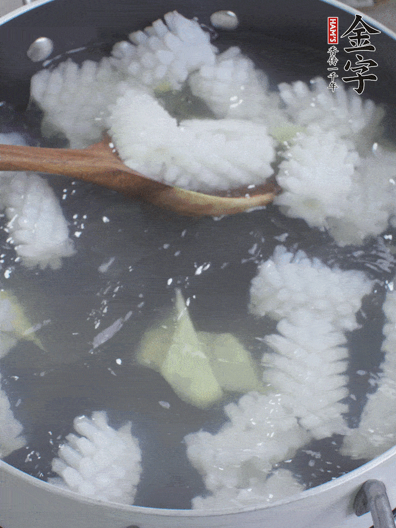 魷魚解凍后，加姜片、料酒汆燙30秒。