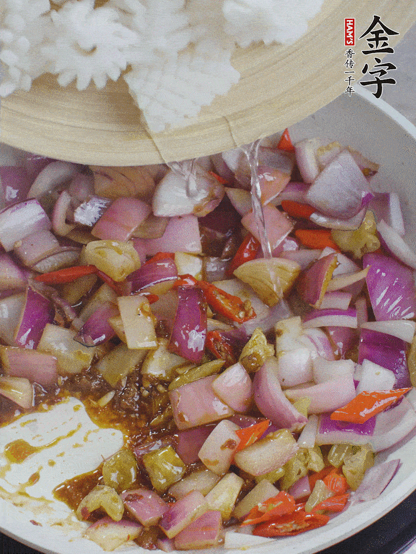 下魷魚花，2勺料酒炒勻。