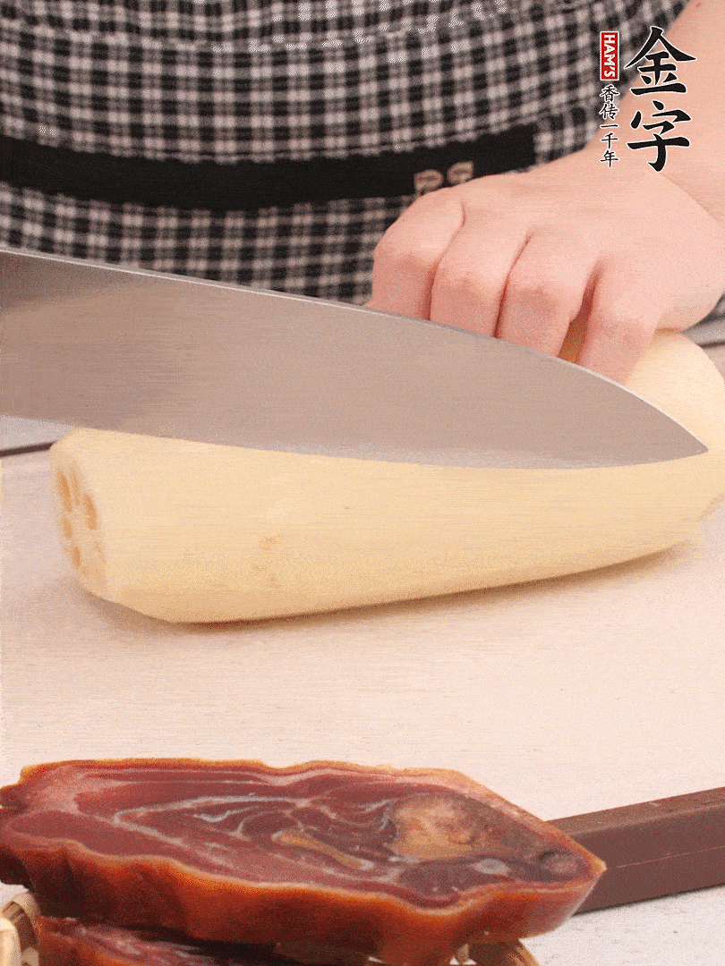 蓮藕削皮切塊。