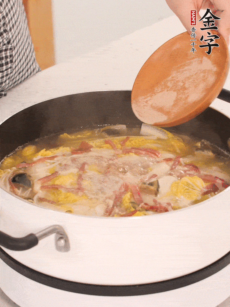 加適量的白胡椒調(diào)味。