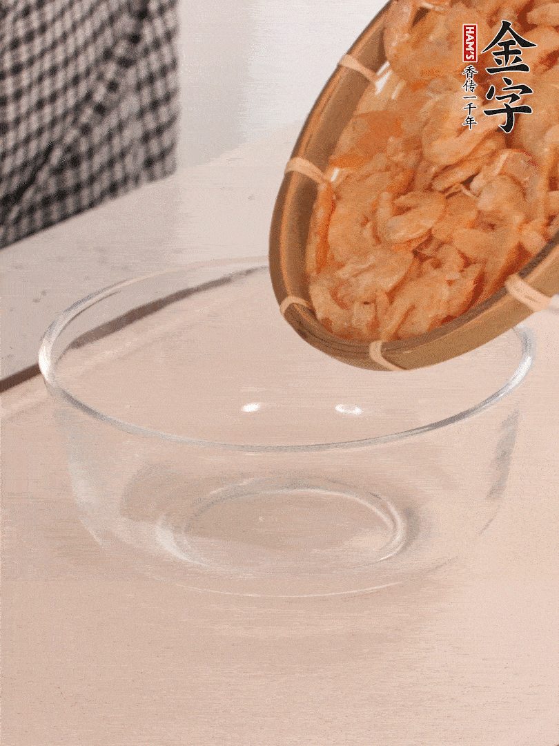 海米提前用溫水浸泡一會(huì)。