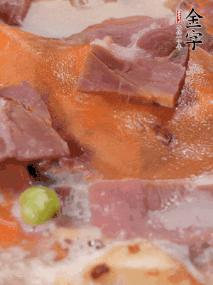 放適量料酒、清水煮到沸騰，再下蟹塊燜煮8分鐘。