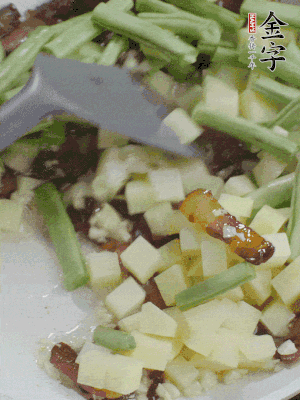 下蒜末、豆角、土豆塊翻炒。