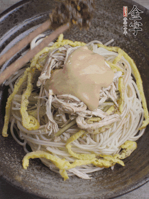 生抽1勺、醋1勺、芝麻醬1勺、金字火腿大師醬1勺。