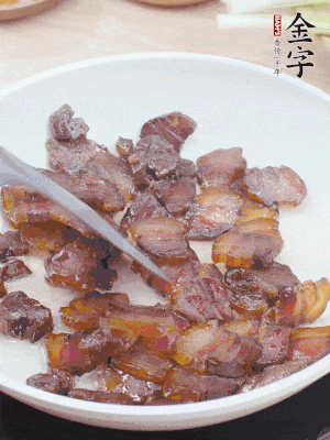 熱鍋少油，醬油肉煸出油脂，盛出。
