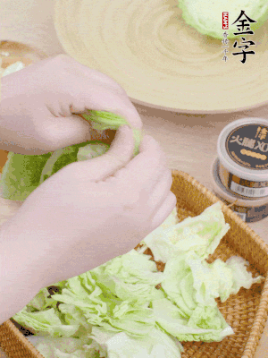 卷心菜掰成小片。