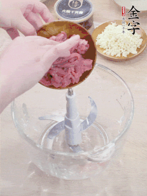 江南野筍干浸泡至軟；豬五花肉切薄片；腐皮改刀切成長(zhǎng)方形。