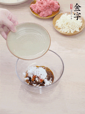 熱油起鍋，五花肉煸出油脂，表面微微發(fā)黃。