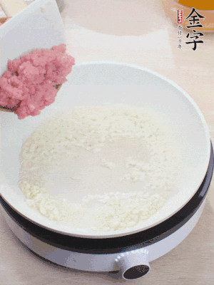 下火腿片、筍干均勻翻炒后，加2勺料酒、適量清水。