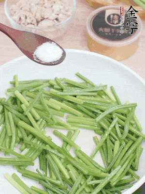 起鍋熱油，下韭菜苔炒至變色。加少許鹽。