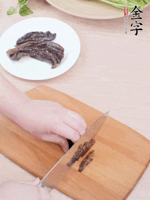 金字醬油肉下鍋煮10分鐘，切薄片。