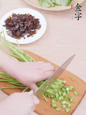 空心菜摘掉葉子，菜梗切成丁。