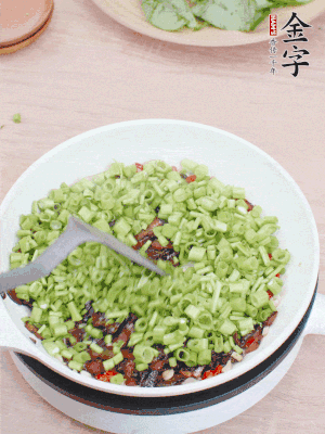 下菜梗翻炒，混合醬油肉。