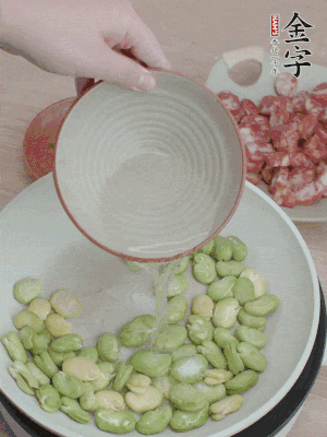 鍋中少油，下蠶豆略炒，加1/2勺鹽、一點(diǎn)糖、少許水炒勻。