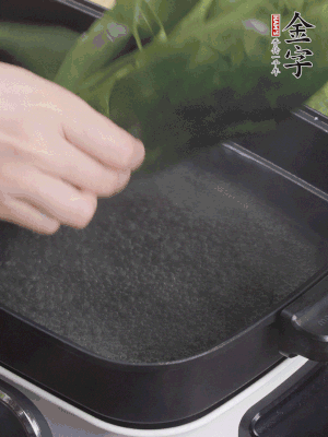 粽葉入沸水煮1分鐘，翻面再煮1分鐘，清洗干凈加水浸泡。