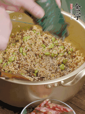 再附一張粽子，一齊向后折疊，線繩捆綁。