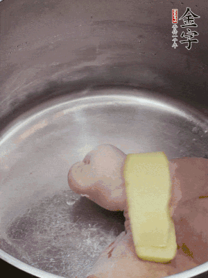 撈出洗凈后，加蔥姜、黃酒二遍焯水。