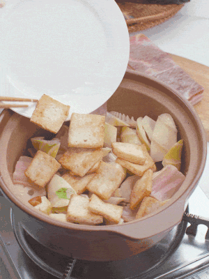 依次下春筍、豆腐，開(kāi)水沒(méi)過(guò)食材。