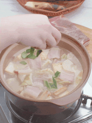 一小撮鹽、糖、雞精調(diào)味，最后撒點(diǎn)蒜葉點(diǎn)綴。